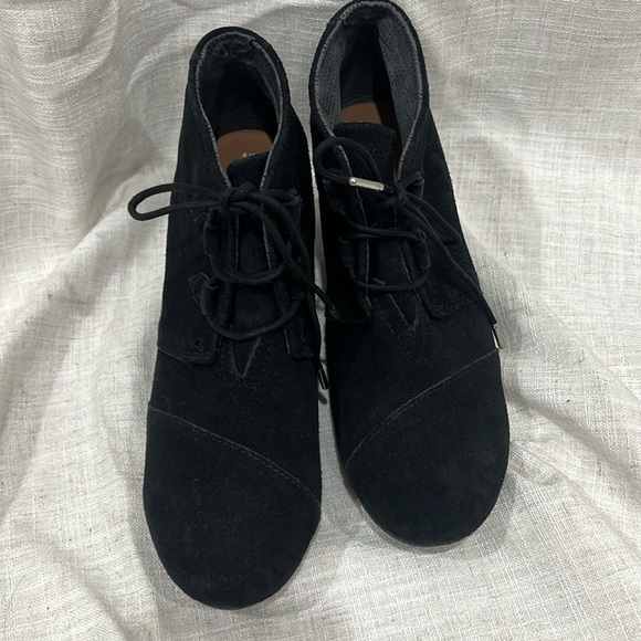 Toms Black Wedge Shoes with Suede Finish - Picture 3 of 6
